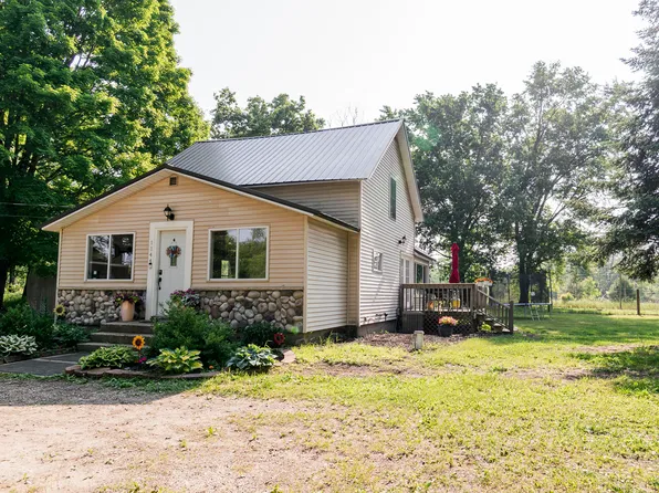 1144 S Oak Ave, White Cloud, MI 49349