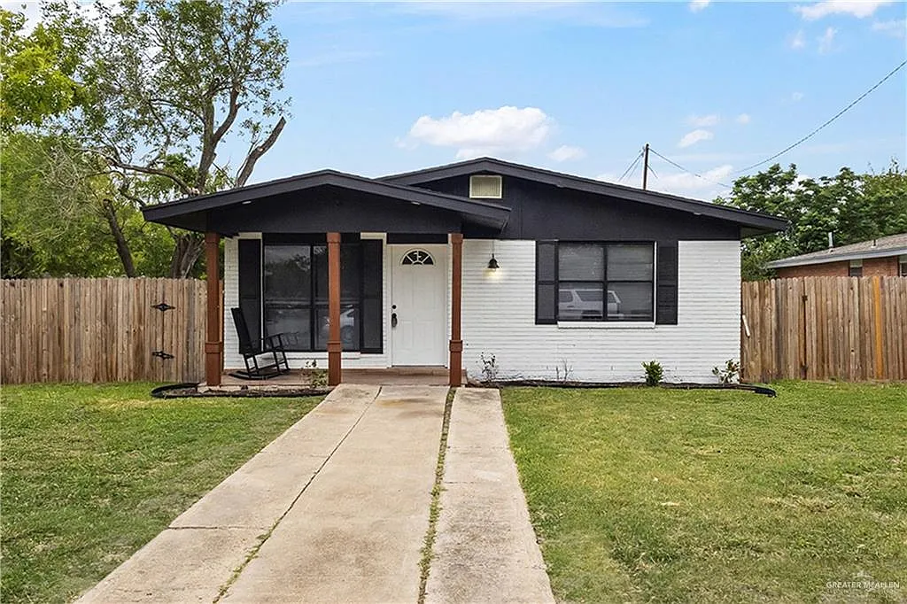 3 bed, 1.0 bath, 1320 sqft, $1,400 — Photo 1