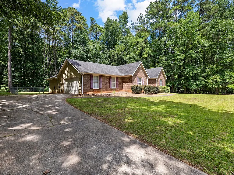 135 Firethorn Ln — Photo 2