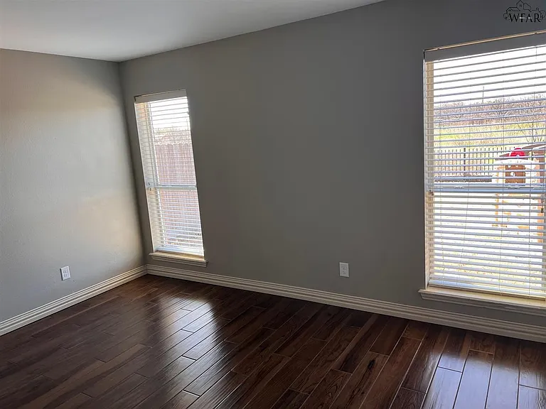 4928 Spring Hill Dr — Photo 13