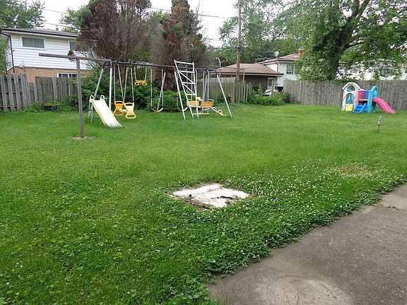 2nd image of 429 Carey Ct