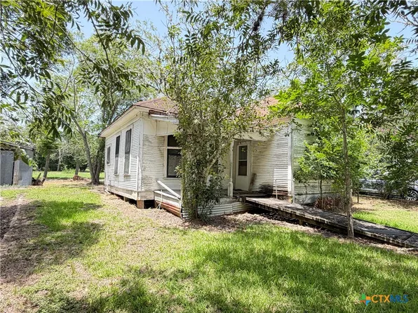 202 Vollentine St, Yoakum, TX 77995