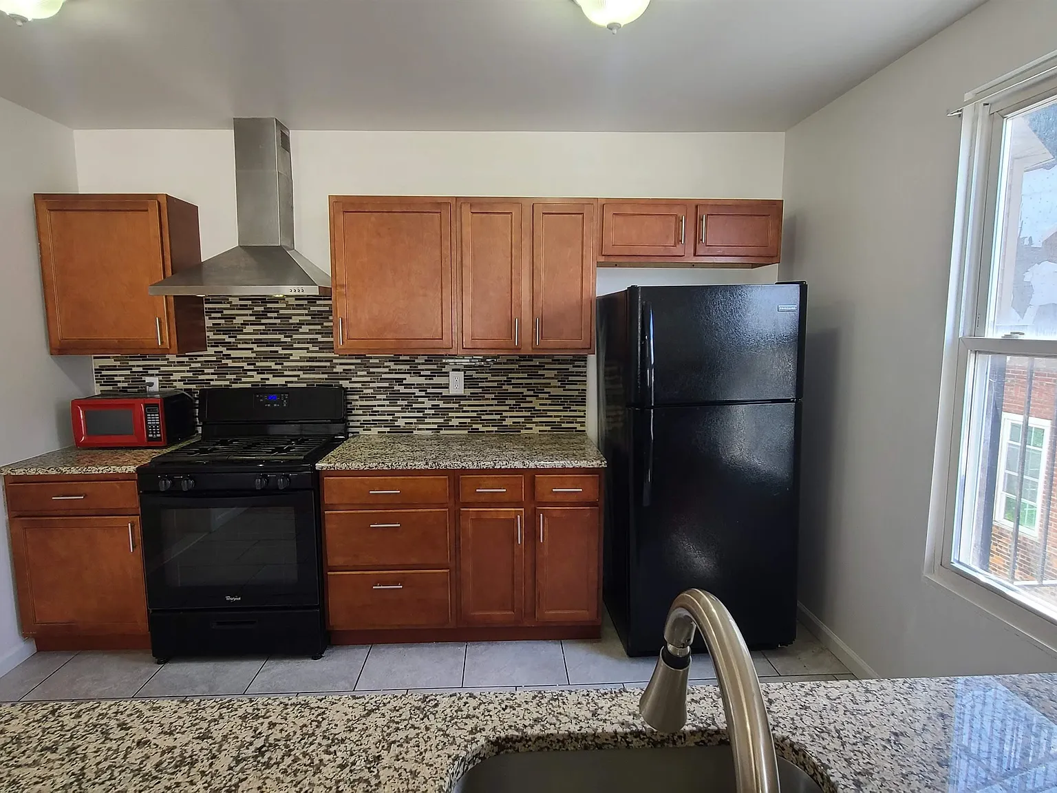 3 bed, 2.0 bath, 1200 sqft, $3,300 — Photo 2