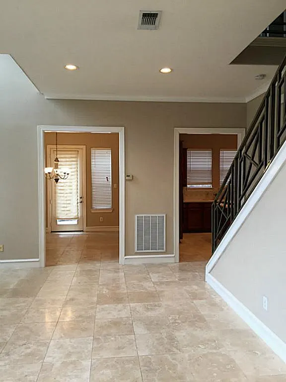 3 bed, 2.5 bath, 2487 sqft, $4,100 — Photo 4