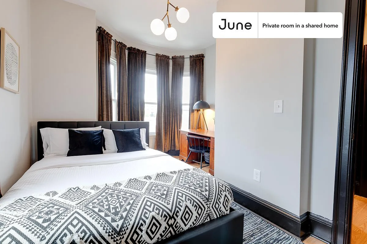 Queen bedroom in 4 bed/1.5 bath home in South Boston #193 2A — Photo 2