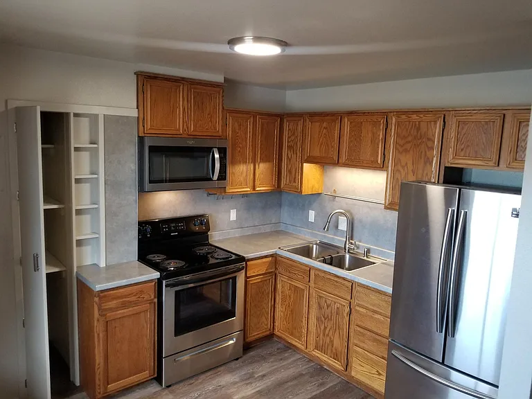 Kitchen - self cleaning oven, icemaker in fridge.