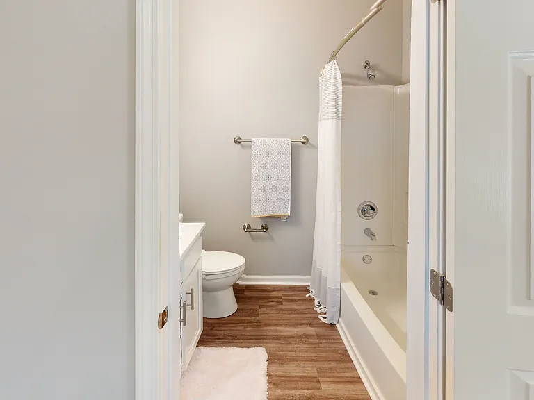 Burlington Oaks Apartments — Photo 10