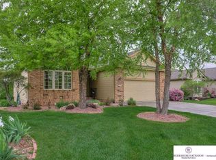 2110 Creekside Dr, Papillion, NE 68046