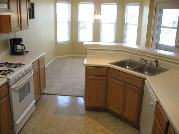 4th image of 221 Dana Dr