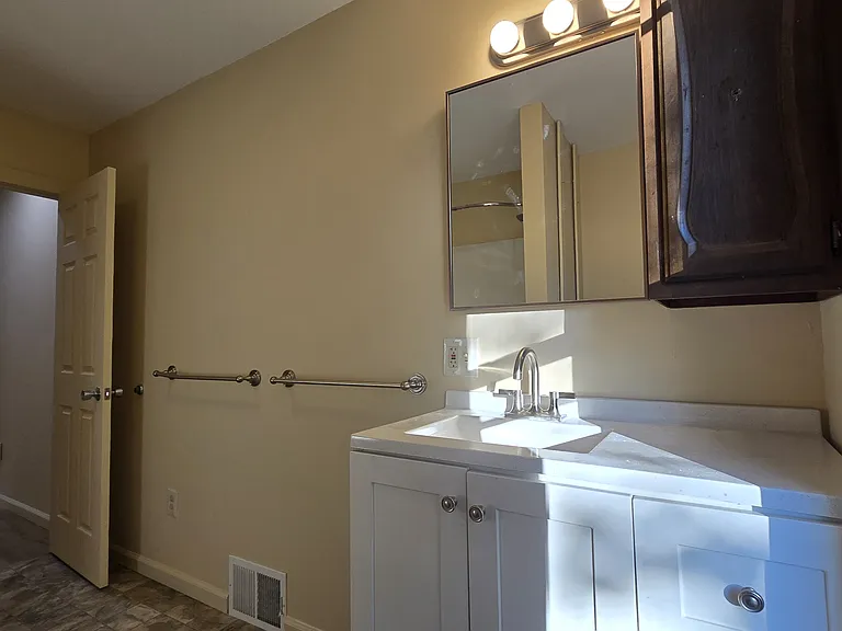 Full Bath (2nd Floor)