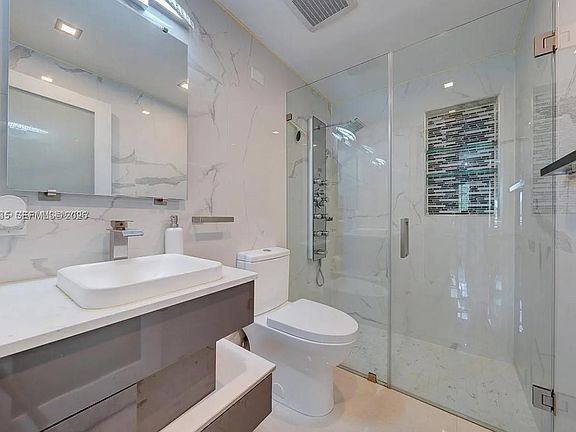 3rd image of 801 E 16th Pl