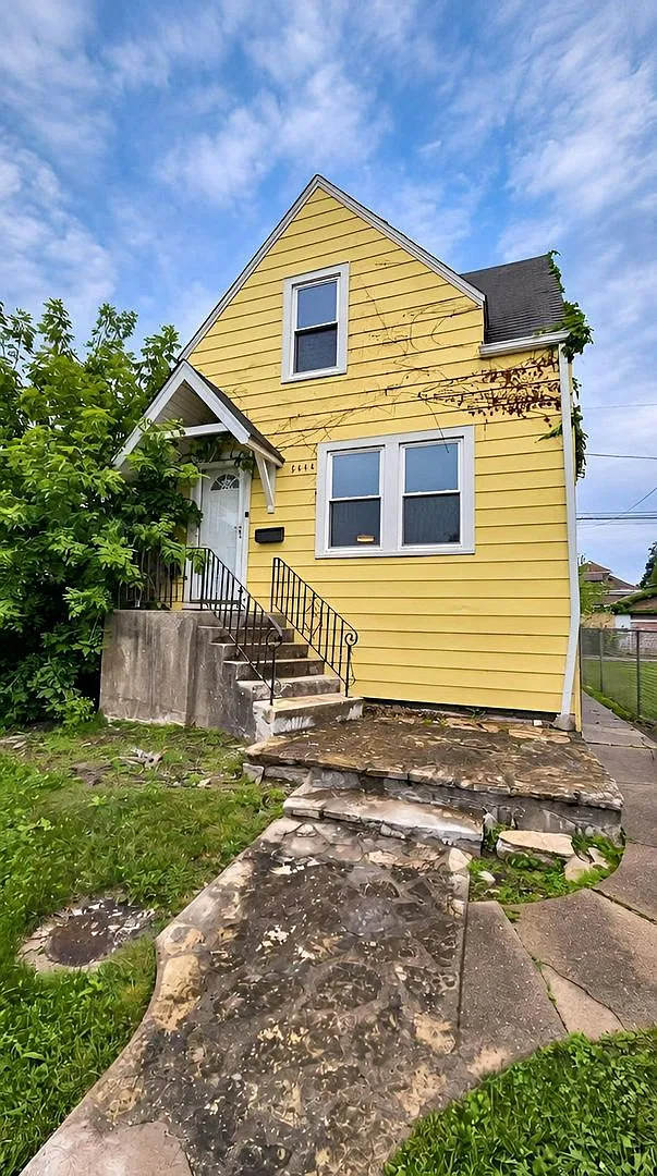 3 bed, 1056 sqft, $2,300 — Photo 1