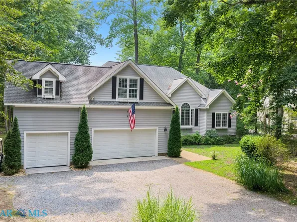 974 Wilton Coves Dr, Hartfield, VA 23071