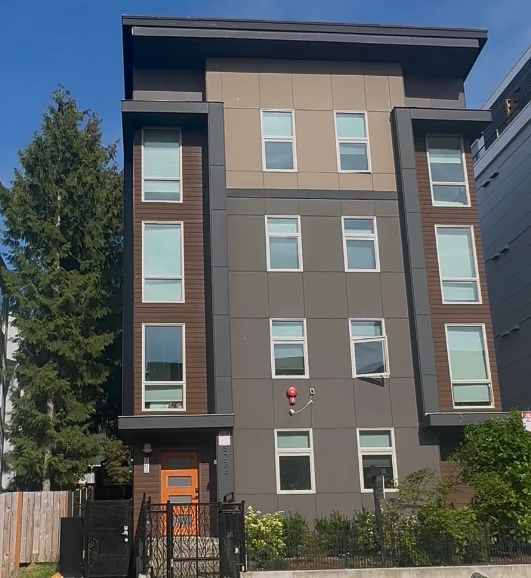 4 bed, 895 sqft, $4,300 — Photo 1