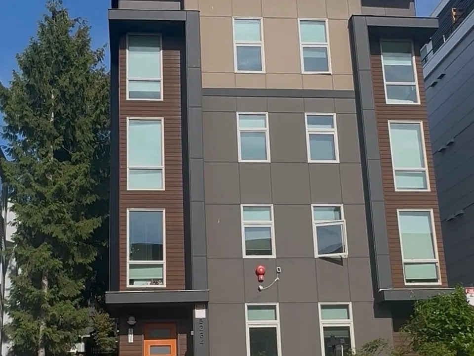 5234 15th Ave NE #202