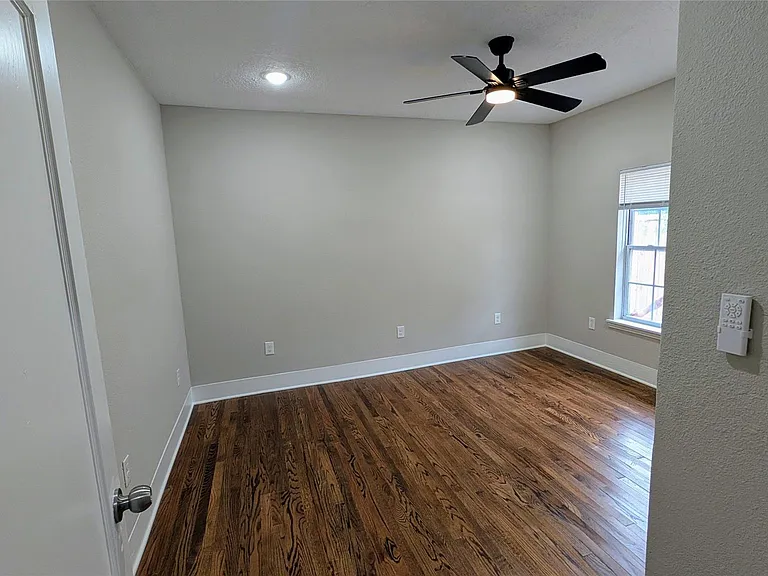 1133 W Gray St — Photo 15
