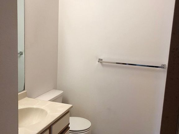 5th image of 610 Stonehaven Dr Unit 21