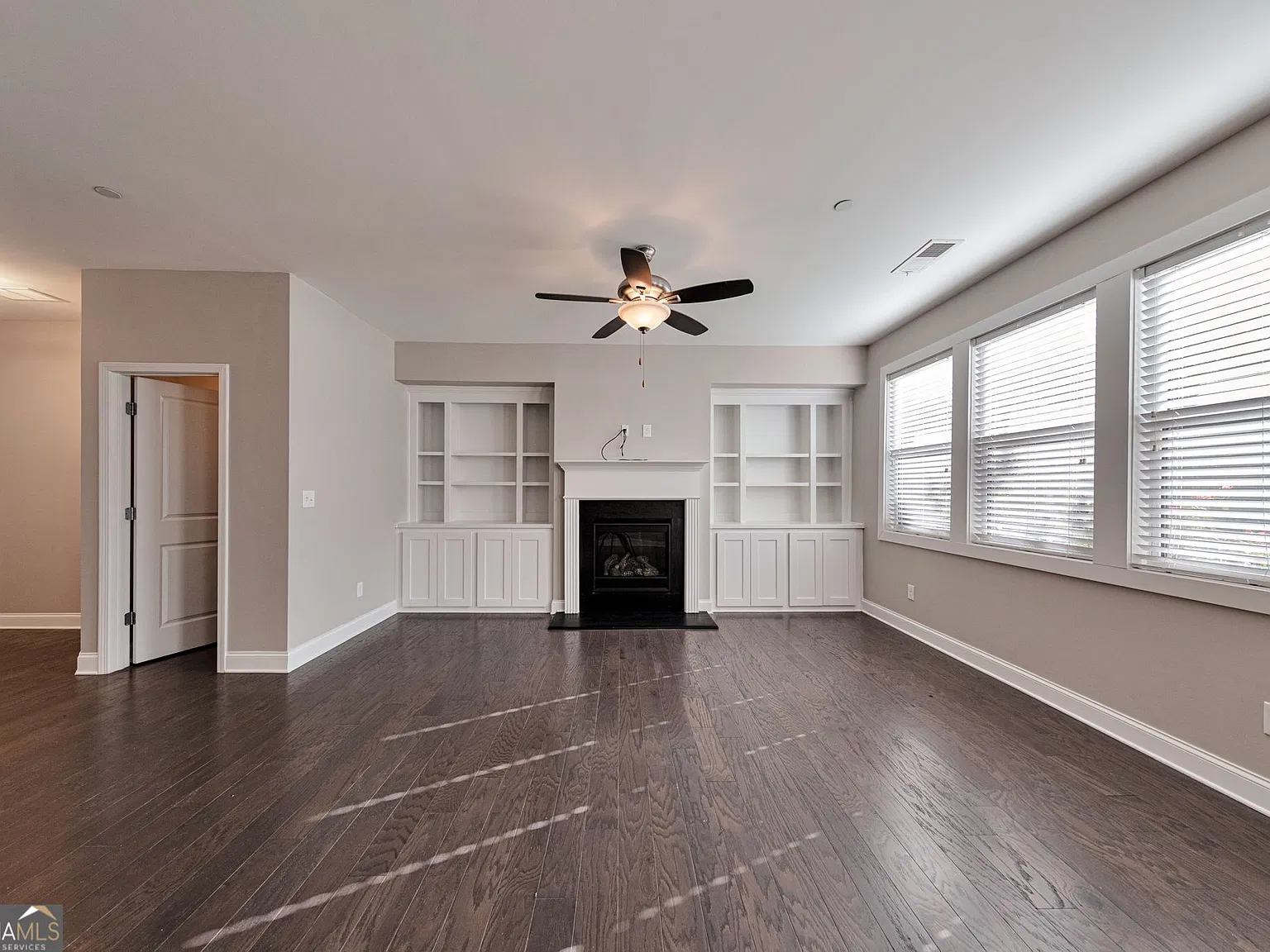 3 bed, 2.5 bath, 1829 sqft, $3,050 — Photo 4