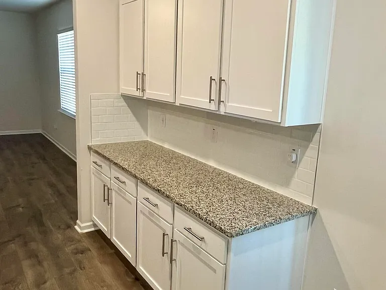298 Robert Pl — Photo 6