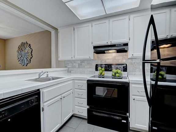 5th image of 910 La Barbera Dr