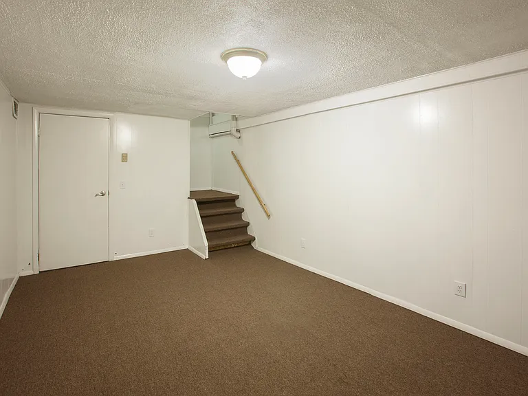 English Village Apartments — Photo 18