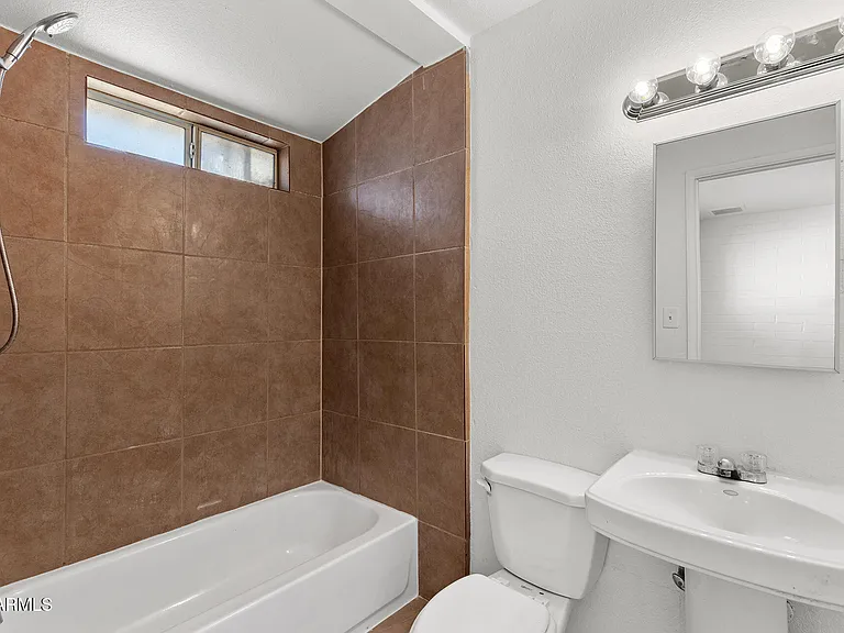 2246 W Sierra St — Photo 32