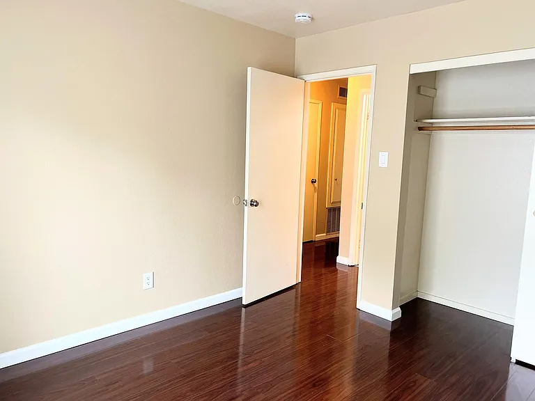River House Apartments — Photo 12