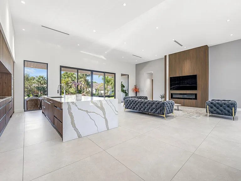 1000 SW 93rd Ave — Photo 8
