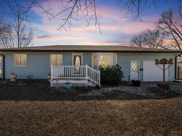 903 9th St SW, Independence, IA 50644