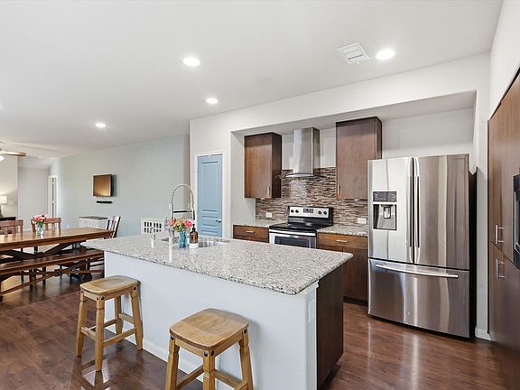 3rd image of 452 Harding Ln