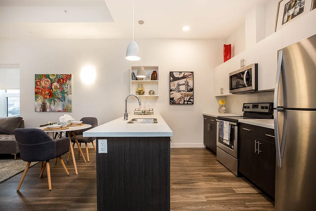 180 Roslyn — Photo 1