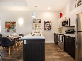 180 Roslyn
