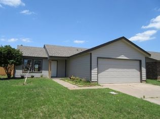 833 Eric Cir, Moore, OK 73160