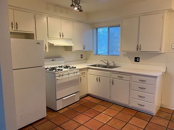 3rd image of 37 El Rose Dr APT 4
