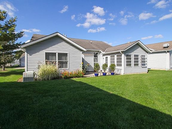 3rd image of 121 Gleneagle Dr