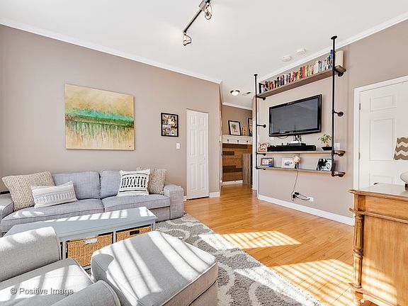 4th image of 2922 W Berteau Ave #2