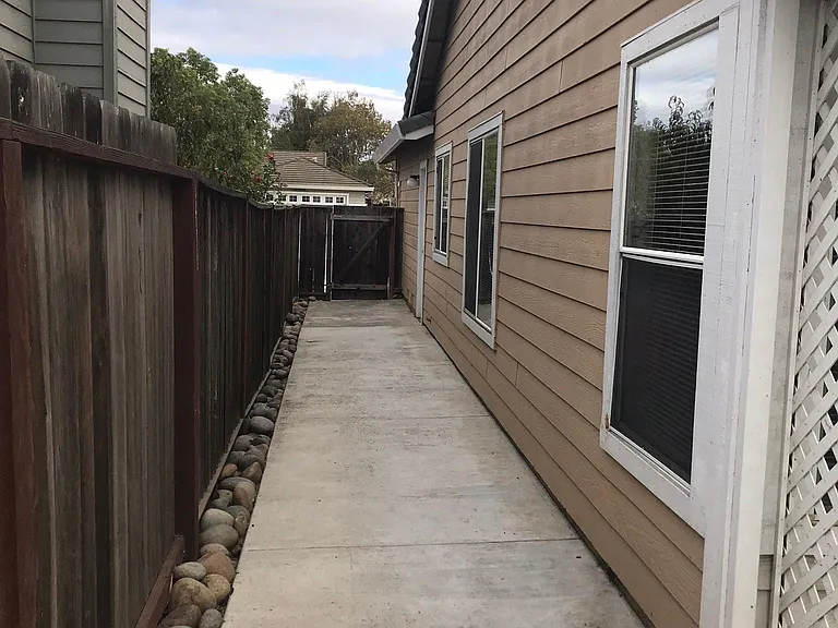 940 Laguna Ct — Photo 23
