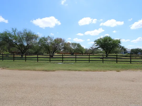 125 County Road 2666 LOT 1, Devine, TX 78016