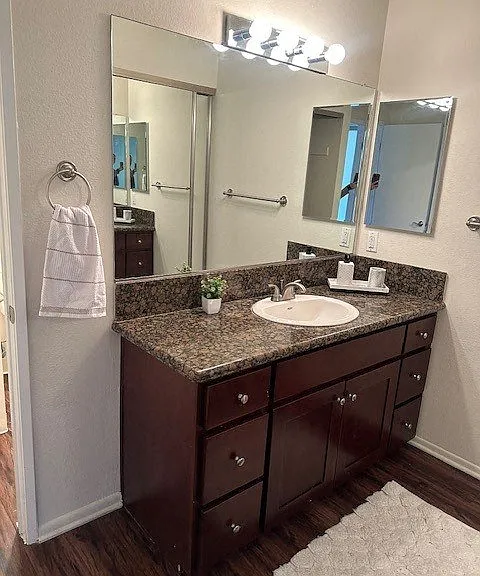 Versailles on the Lake Apartments — Photo 129