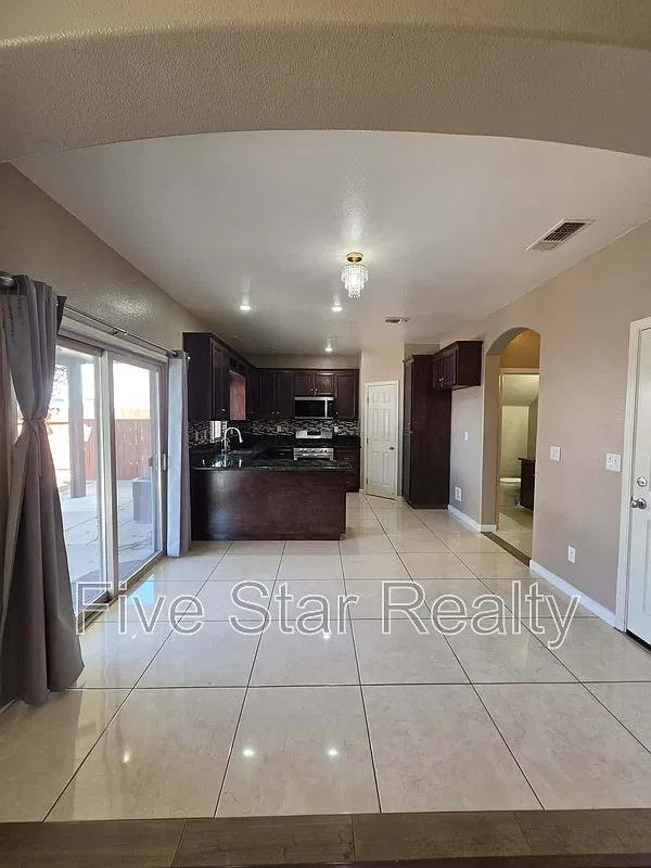 3 bed, 2.5 bath, 1688 sqft, $29,000 — Photo 4