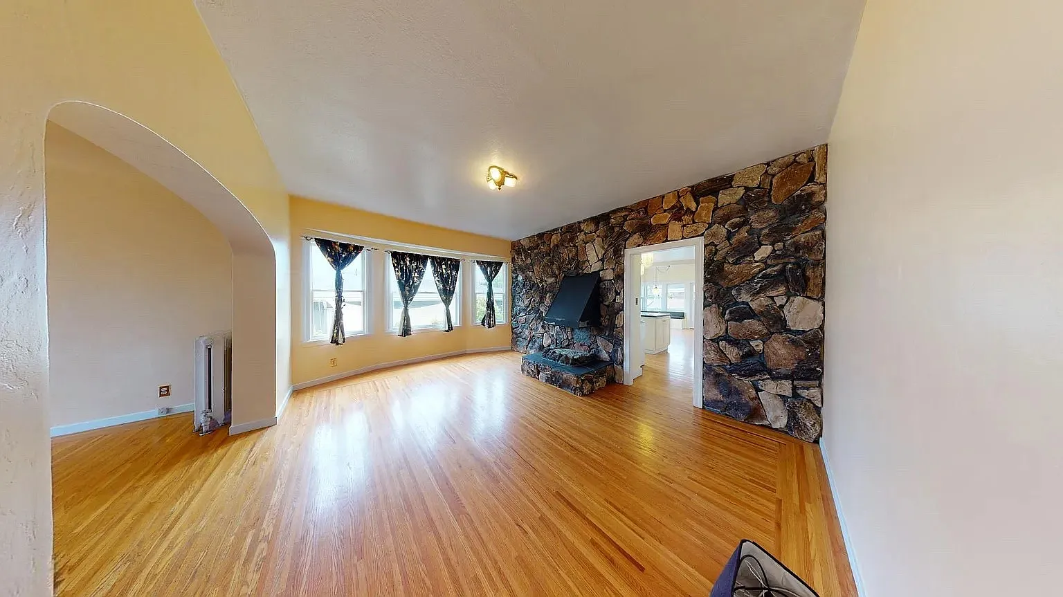 3 bed, 1.5 bath, 1489 sqft, $6,250 — Photo 3