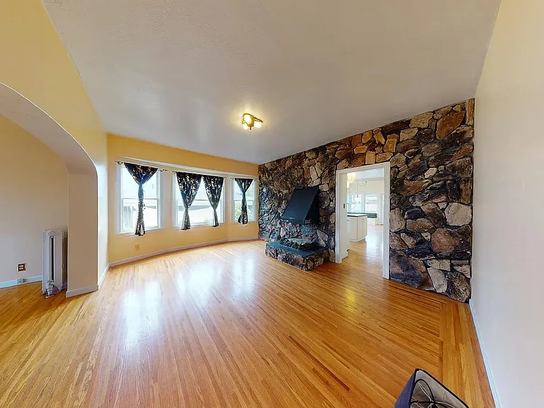1226 Fountain St — Photo 3