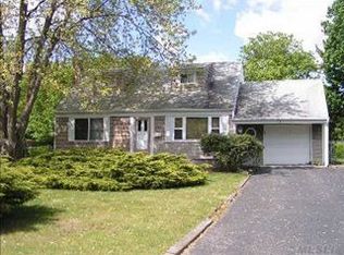 18 Orchid Ln, Commack, NY 11725