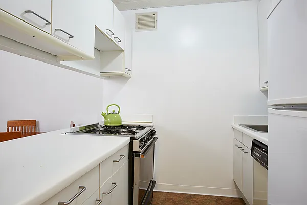 Rented by SERHANT. | media 14