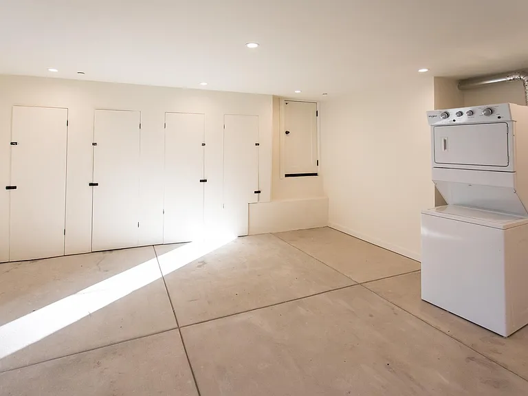 861 S Van Ness Ave — Photo 29