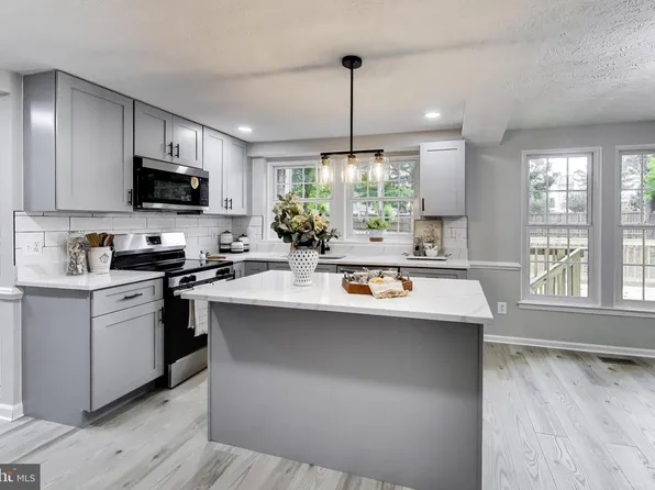 15177 Holleyside Dr, Dumfries, VA 22025