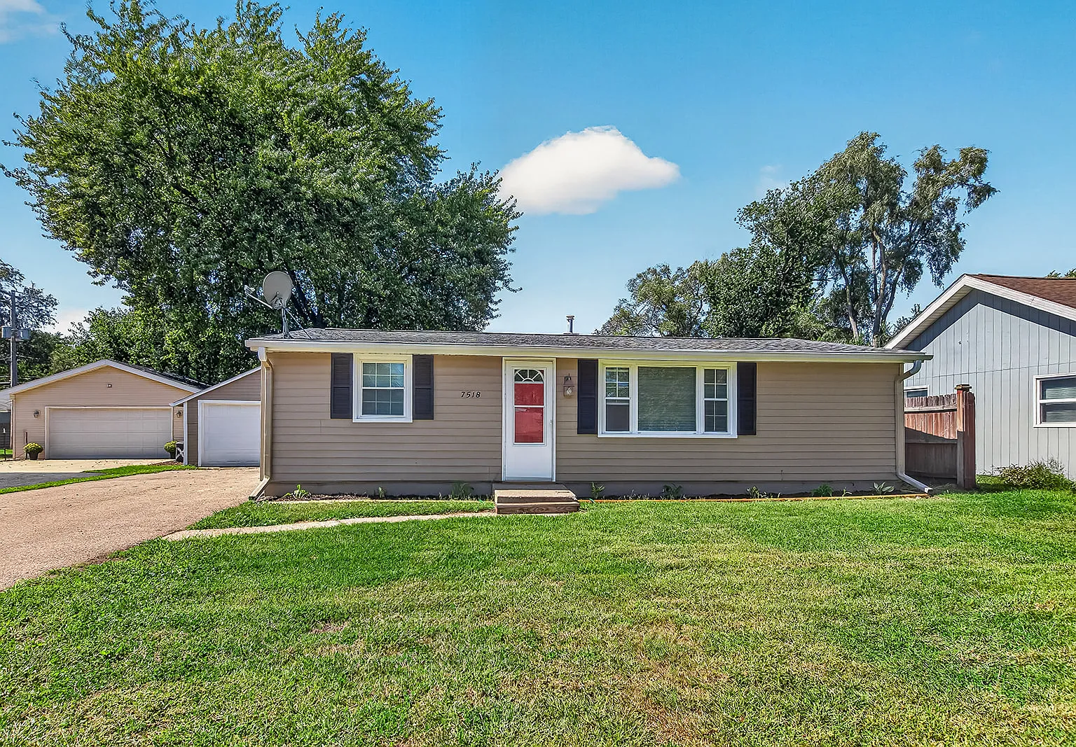 3 bed, 908 sqft, $1,800 — Photo 1