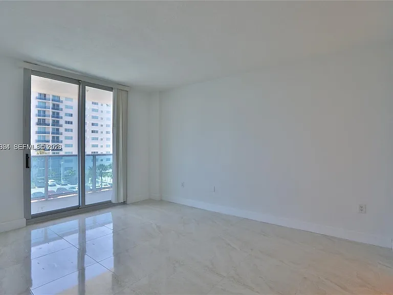 7501 E Treasure Dr #4K — Photo 6