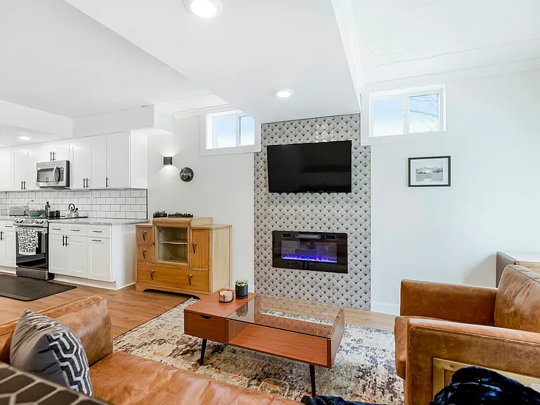 Cozy Living Room/Smart TV
