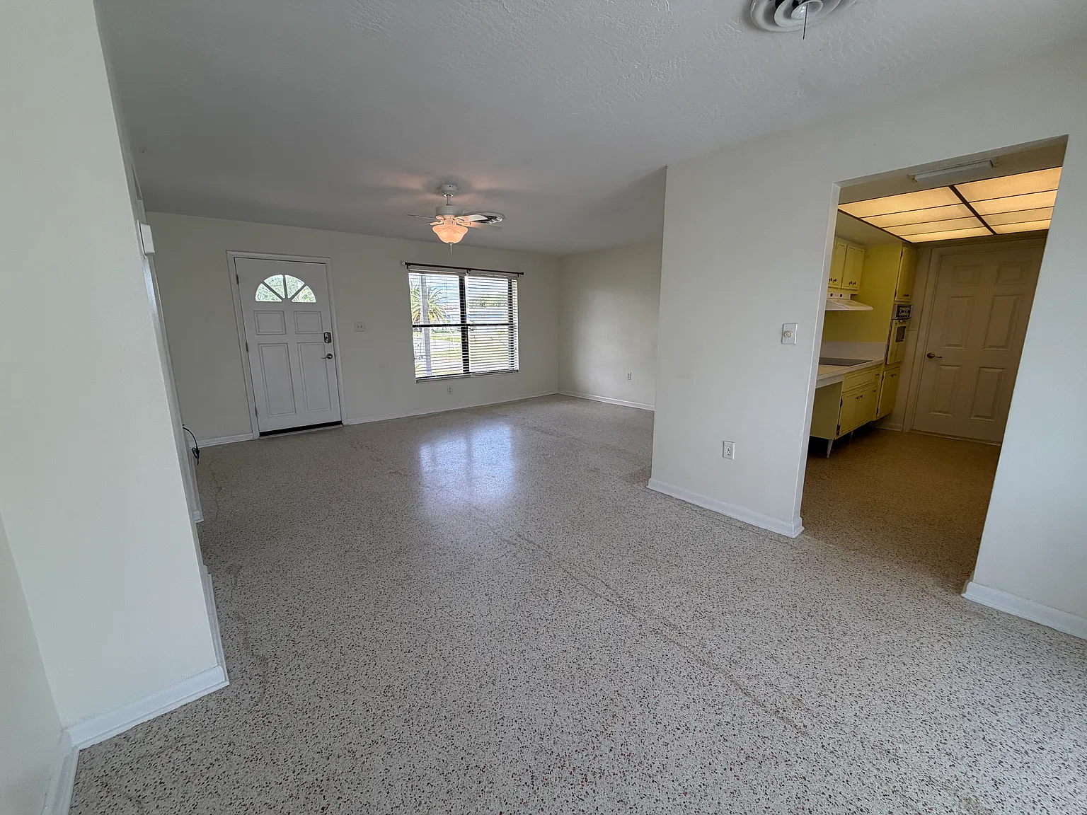 3 bed, 1079 sqft, $2,290 — Photo 3